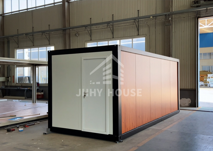 Bâtiments de dortoirs pour les chantiers de construction, chaque chambre étant équipée d'une salle de bain et d'une douche.